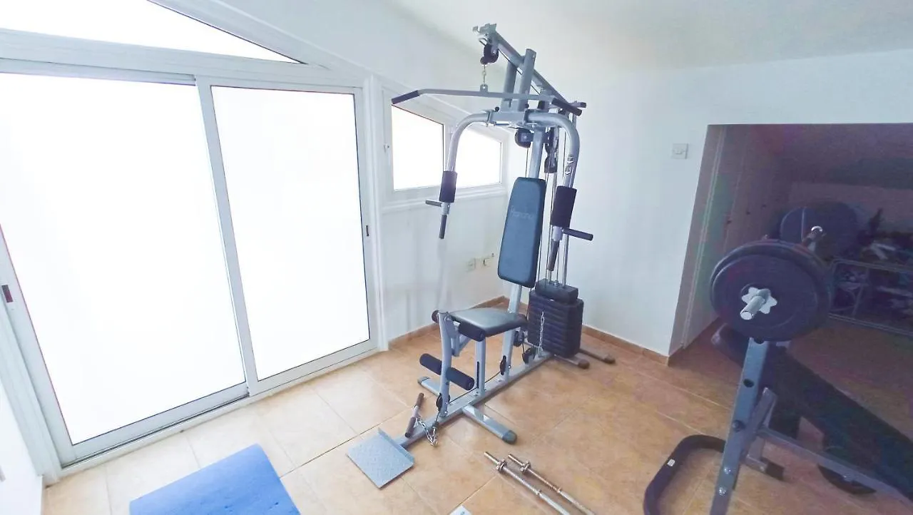 Luxury Private Rooms -Sea View, Netflix, Gym- 5 Min From Beach! - Private Room In Shared Apartment Larnaca